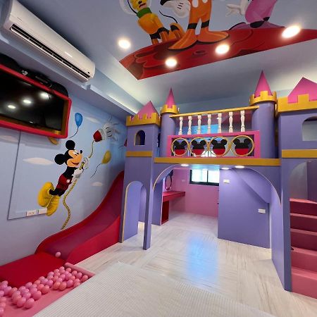 Fun Holiday Family Hostel Tainan Exteriör bild