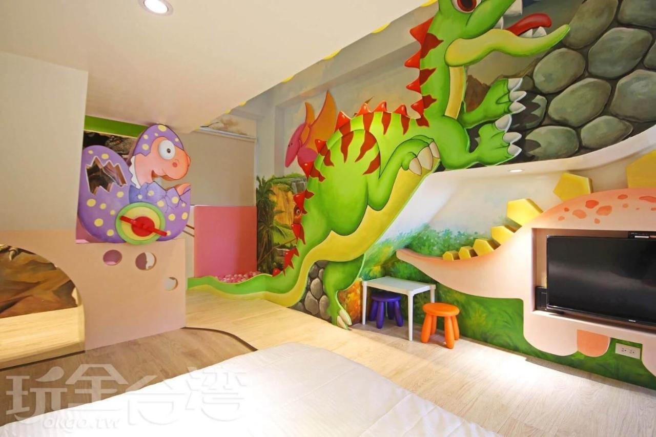 Fun Holiday Family Hostel Tainan Exteriör bild