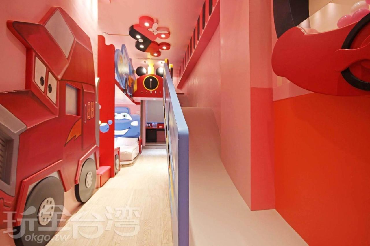 Fun Holiday Family Hostel Tainan Exteriör bild