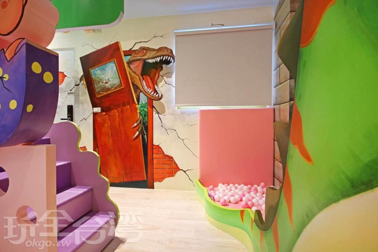 Fun Holiday Family Hostel Tainan Exteriör bild
