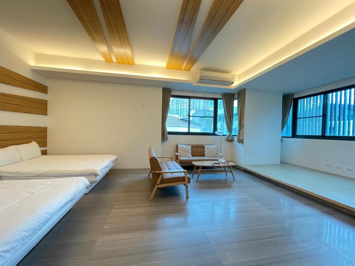 Fun Holiday Family Hostel Tainan Exteriör bild