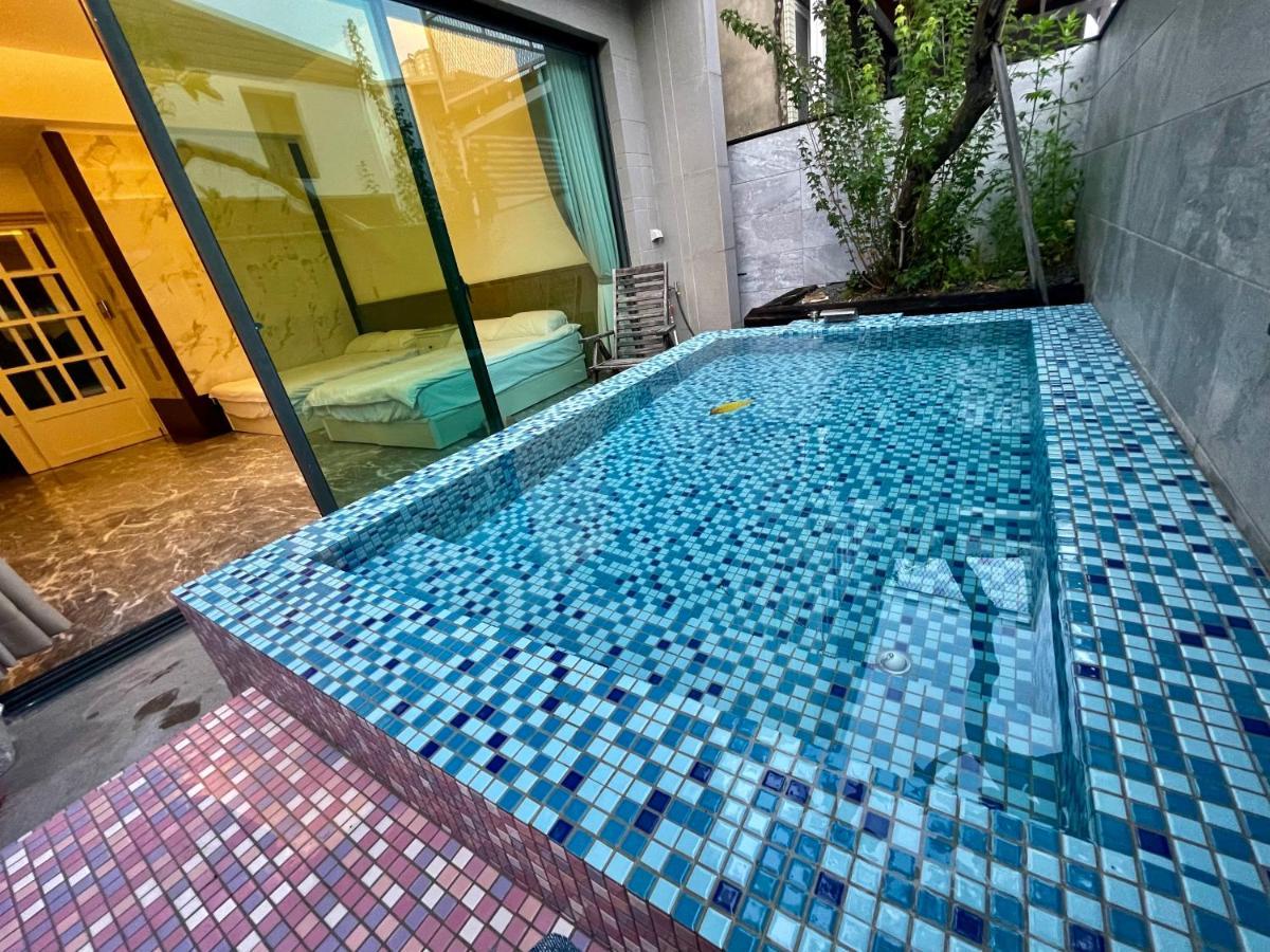 Fun Holiday Family Hostel Tainan Exteriör bild