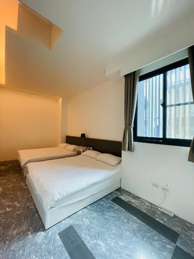 Fun Holiday Family Hostel Tainan Exteriör bild