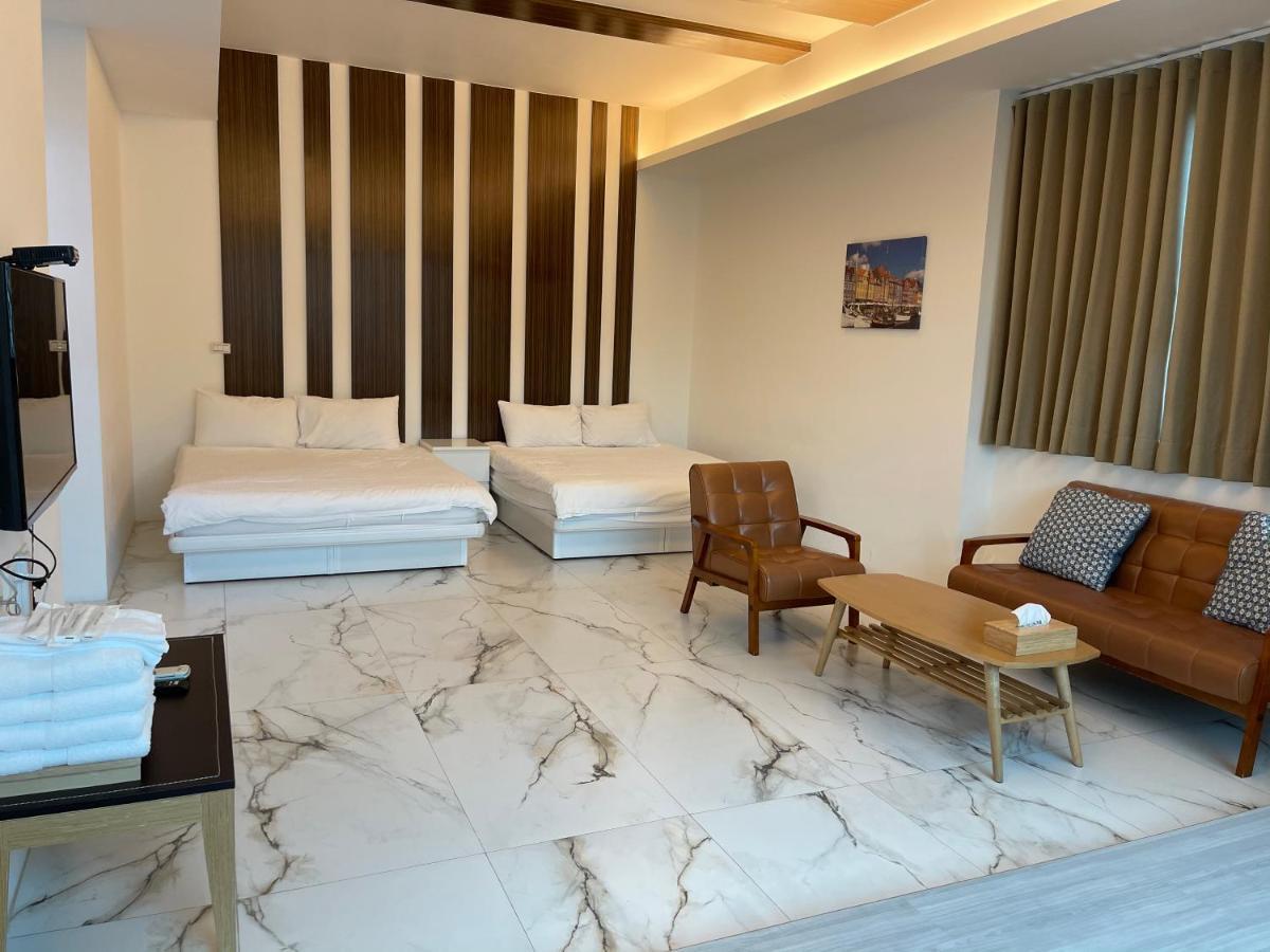 Fun Holiday Family Hostel Tainan Exteriör bild