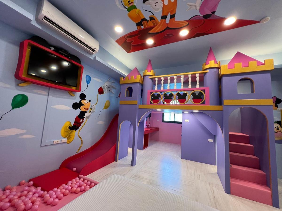 Fun Holiday Family Hostel Tainan Exteriör bild