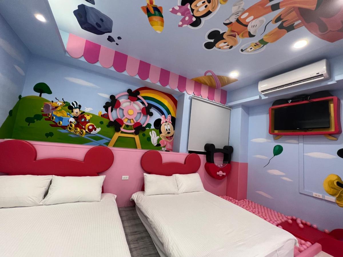 Fun Holiday Family Hostel Tainan Exteriör bild