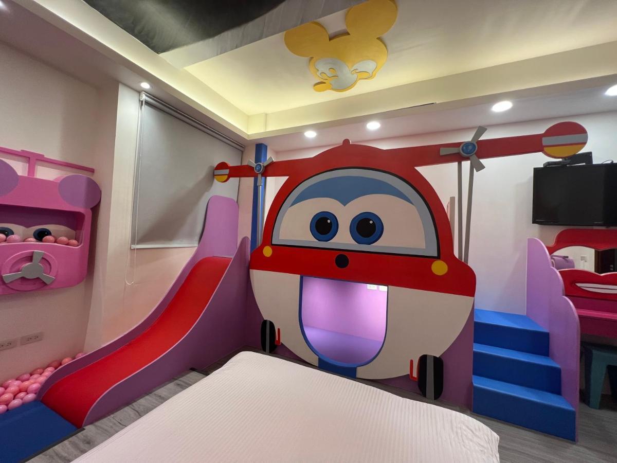 Fun Holiday Family Hostel Tainan Exteriör bild