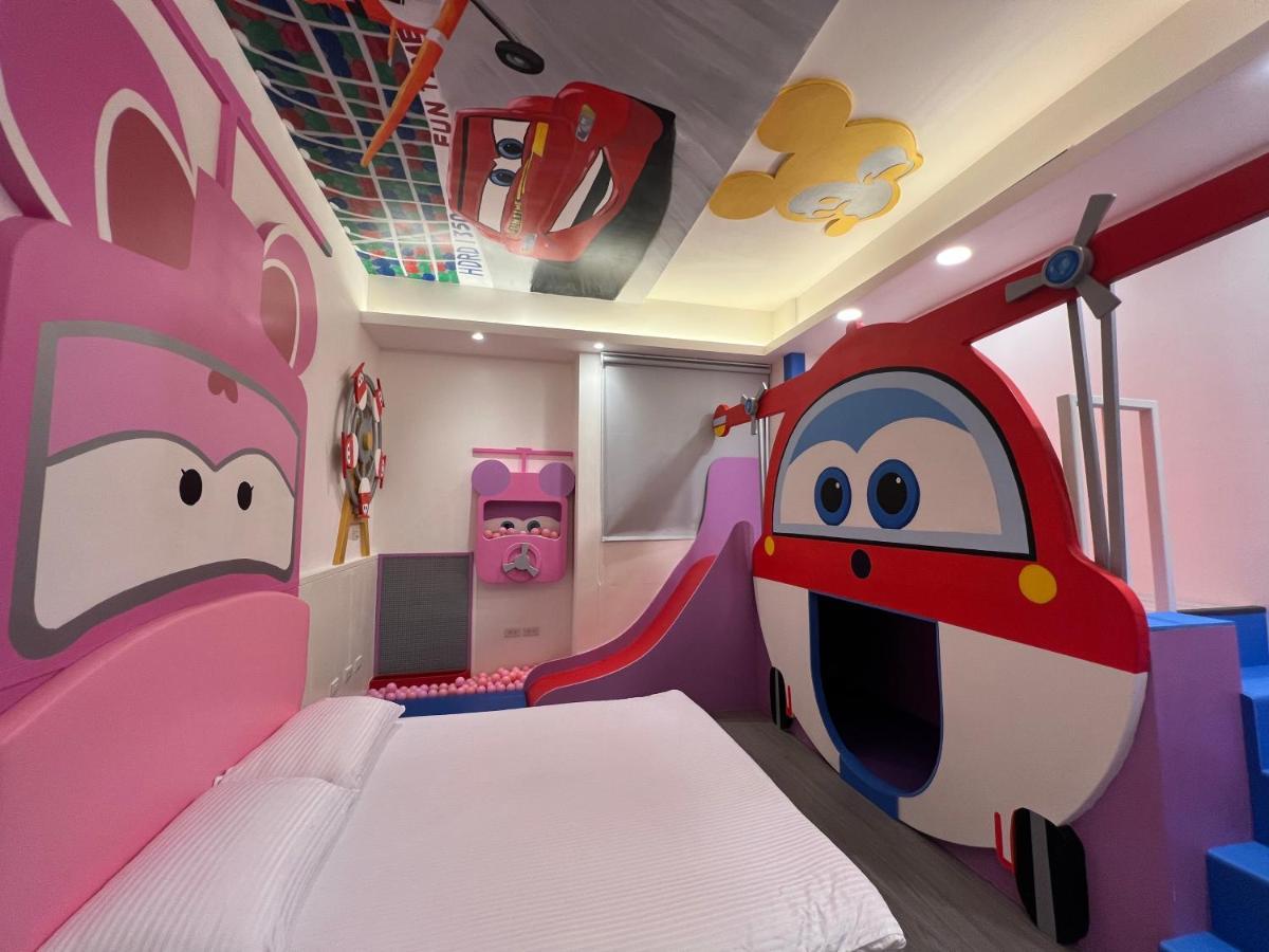 Fun Holiday Family Hostel Tainan Exteriör bild