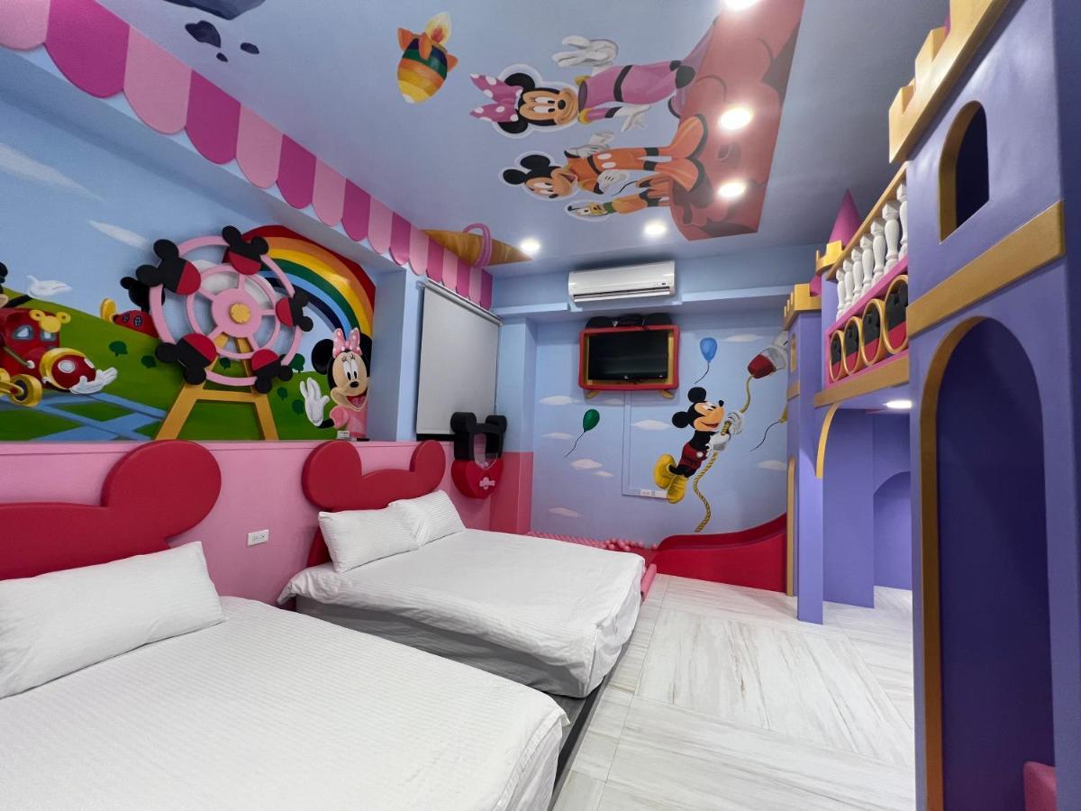 Fun Holiday Family Hostel Tainan Exteriör bild