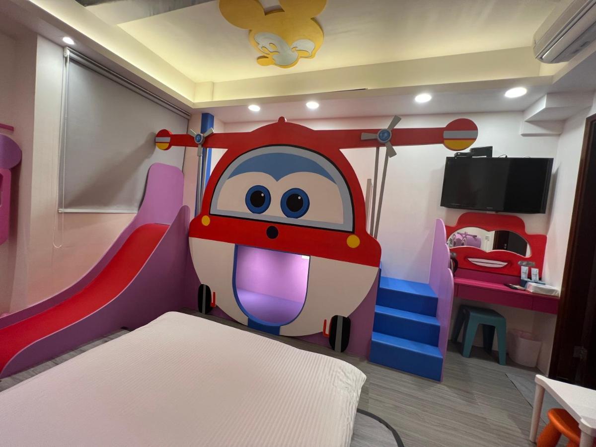 Fun Holiday Family Hostel Tainan Exteriör bild