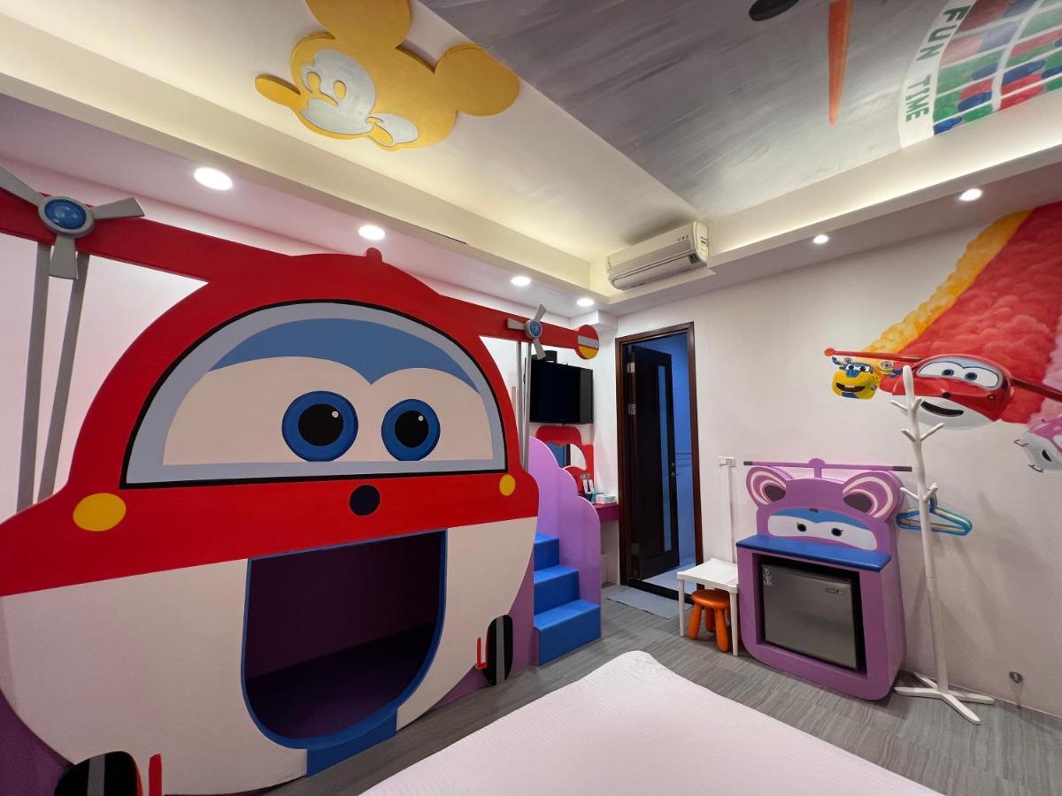 Fun Holiday Family Hostel Tainan Exteriör bild