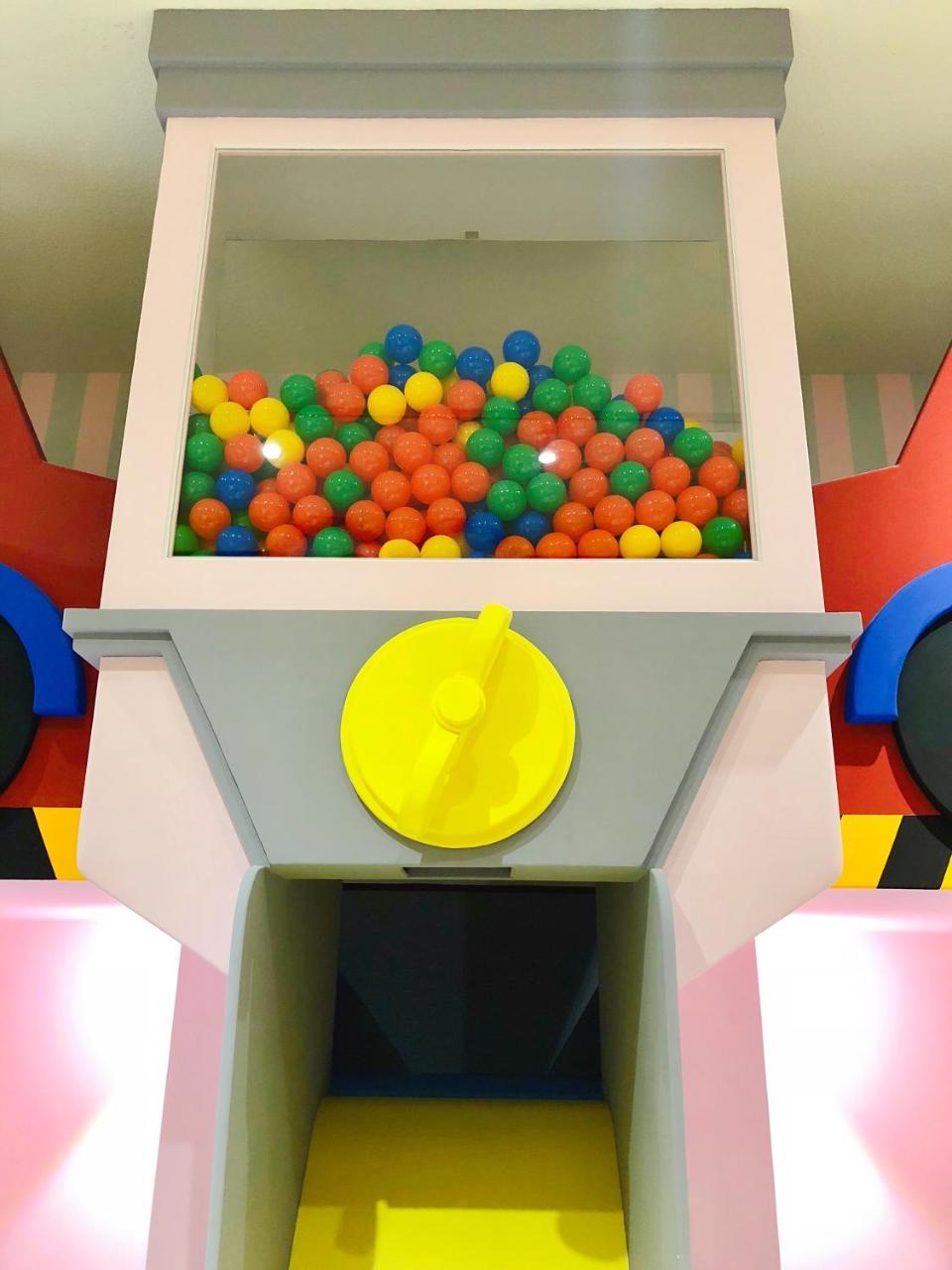 Fun Holiday Family Hostel Tainan Exteriör bild