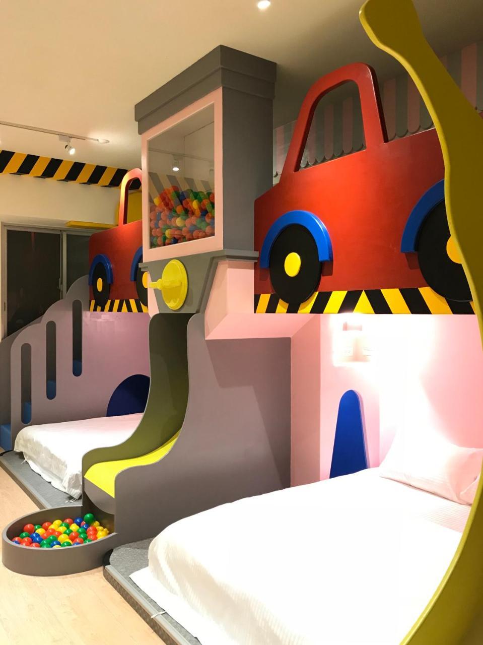 Fun Holiday Family Hostel Tainan Exteriör bild