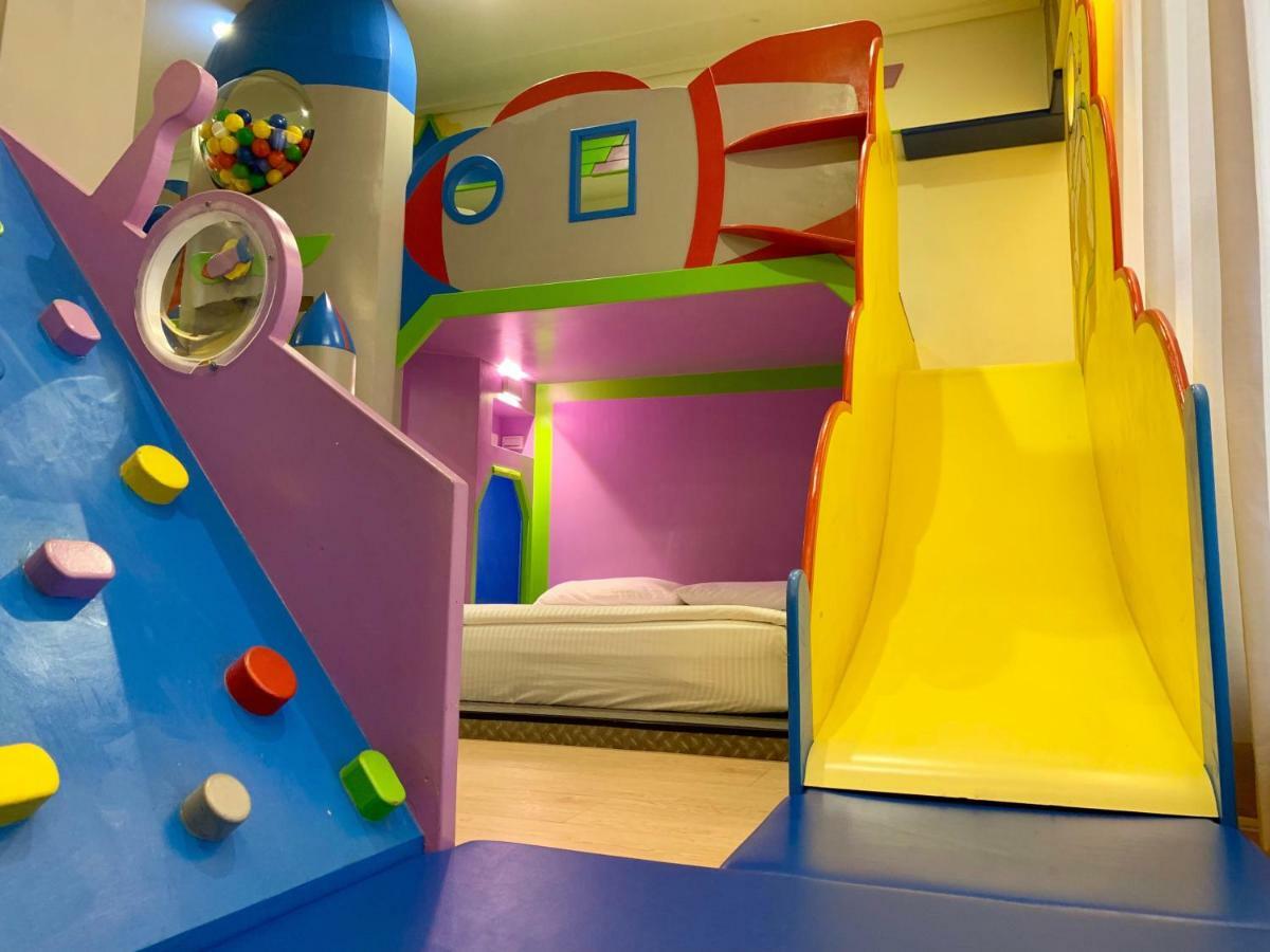 Fun Holiday Family Hostel Tainan Exteriör bild