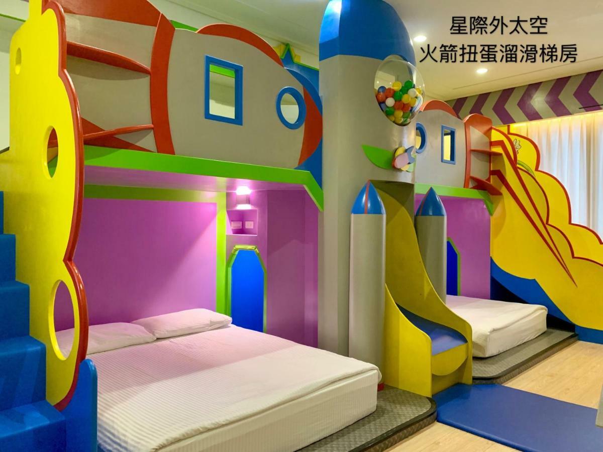 Fun Holiday Family Hostel Tainan Exteriör bild